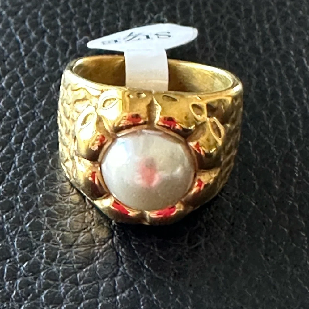 Elegant Gold and Pearl Ring